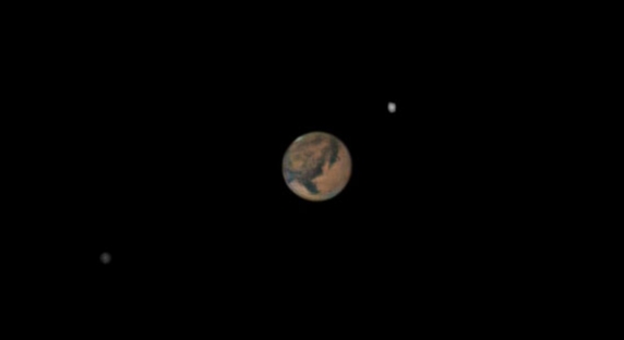 Mars mit den Monden Phobos (rechts 10,7mag) und Deimos (links 11,7mag) 