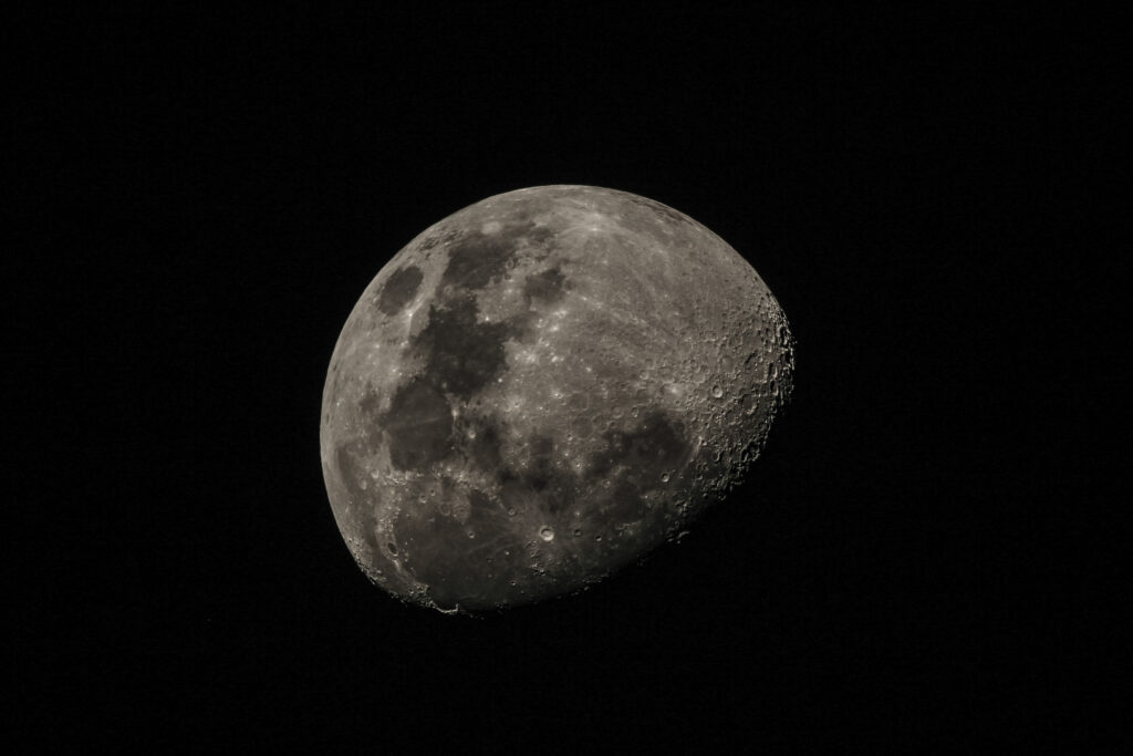 Der Mond durch ein 8" Newton Teleskop